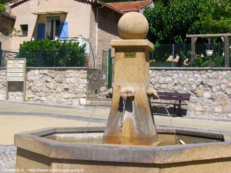 Village Meyreuil / source: https://photos-provence.fr/